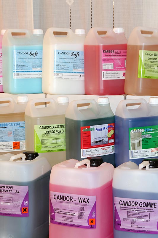 Plastica liquida nei detersivi per il bucato: i marchi e i prodotti che ne  contengono di più - greenMe